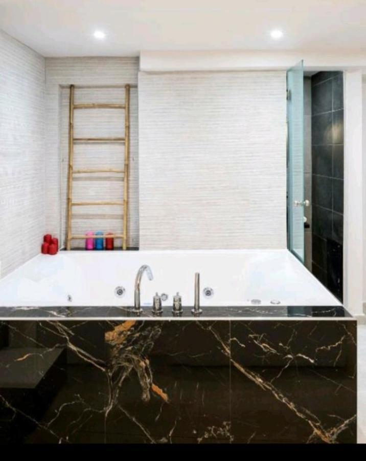 Romantic Jacuzzi Apartment Athen Eksteriør billede
